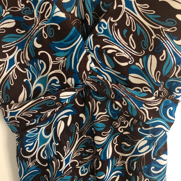 V-Neck sleeveless top with tie-back - Picture 2 of 3